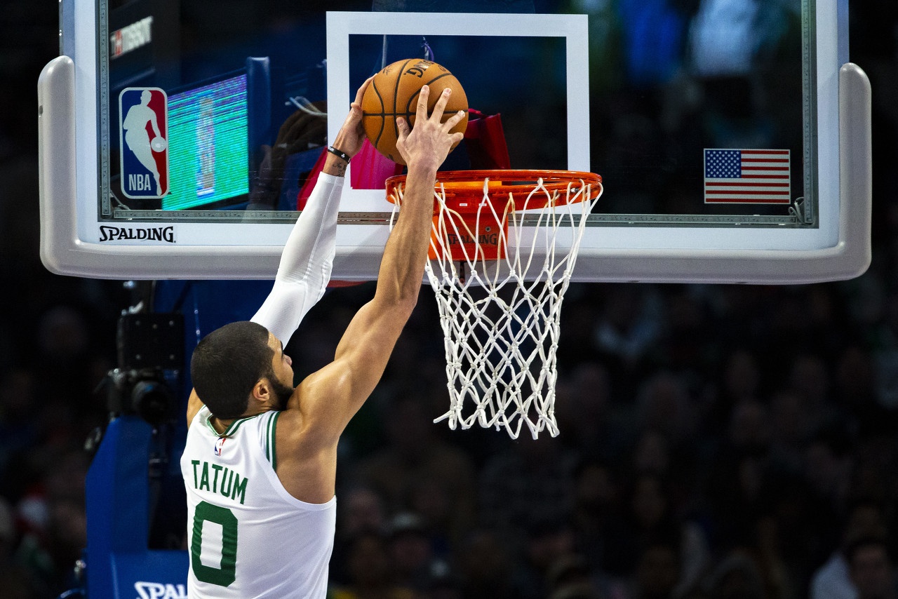 里程碑夜里昂手感冰凉达拉斯独行侠窗口期完成体检，现场解说直呼：底特律活塞关键时刻遗憾出局的简单介绍