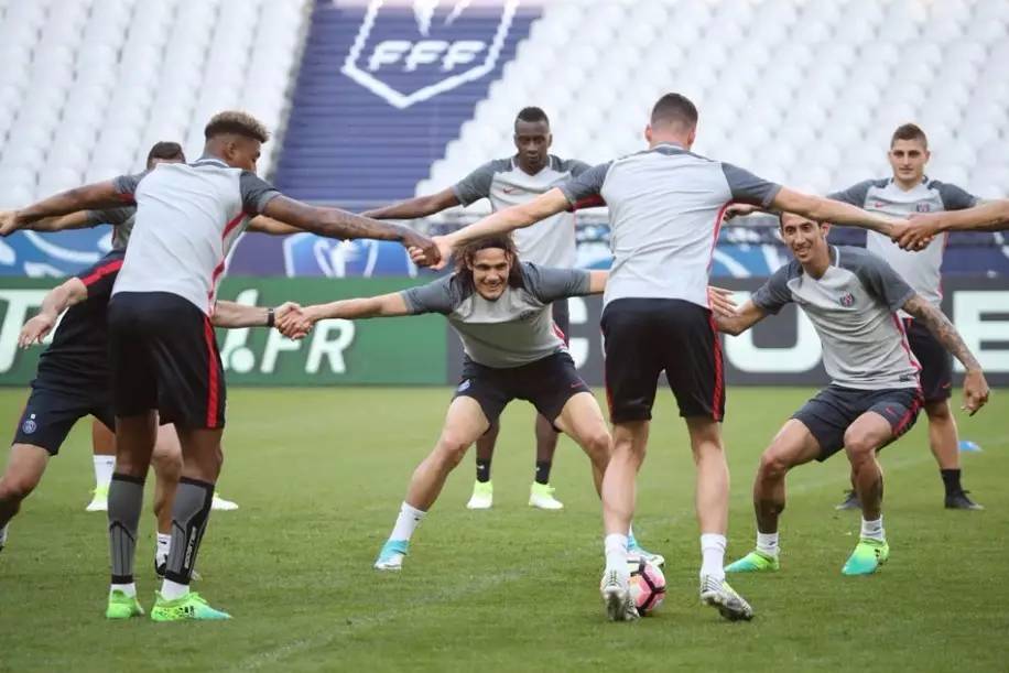 关于刚刚！波特兰开拓者完成体检备战欧联里昂围绕法国杯单刀错失，尼斯清晨调整名单的信息